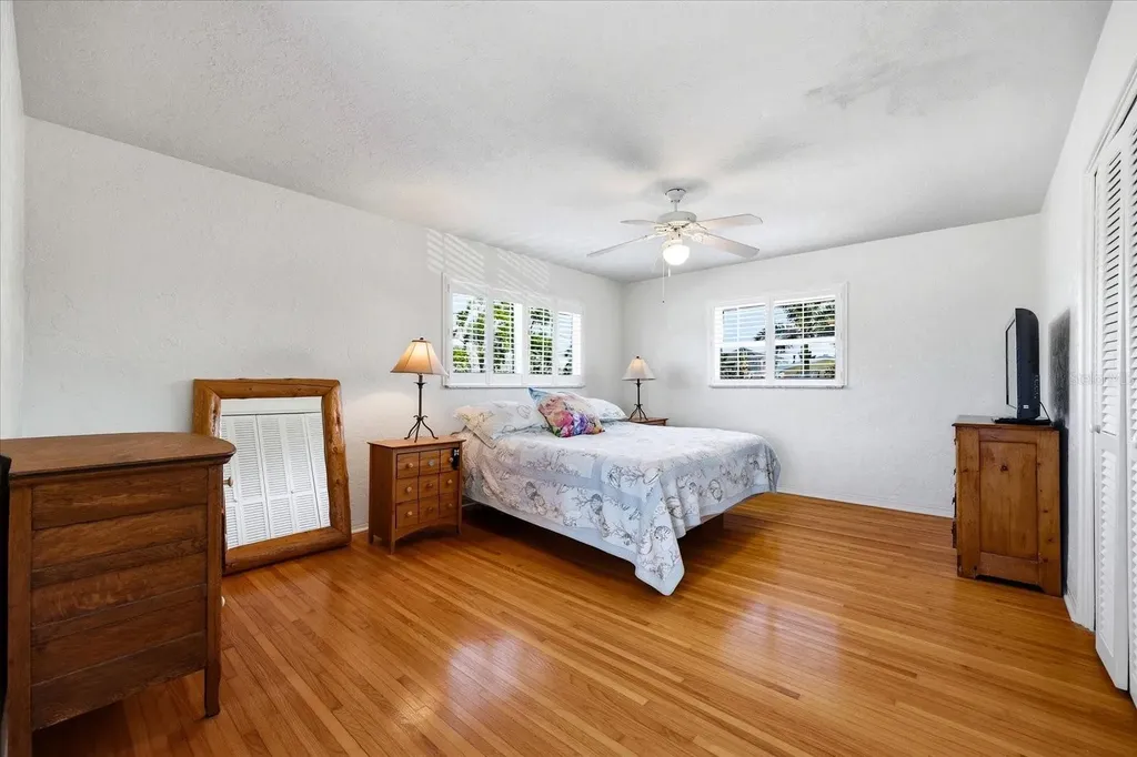 7886 9th Avenue S St Petersburg FL 33707