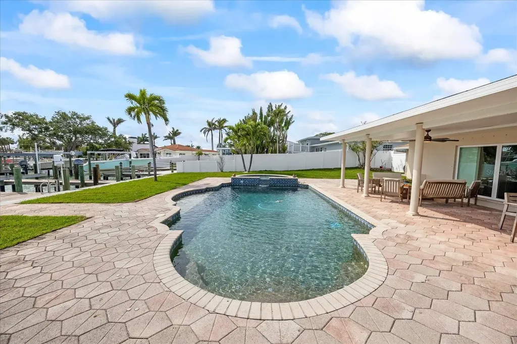 7886 9th Avenue S St Petersburg FL 33707