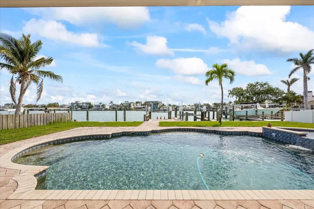 7886 9th Avenue S St Petersburg FL 33707