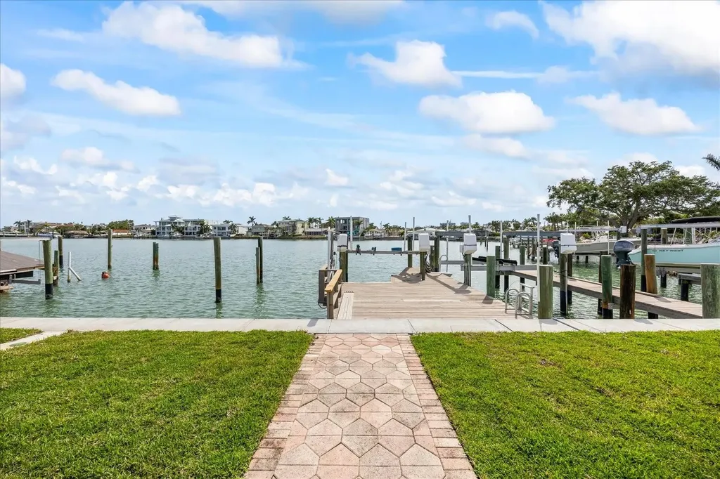 7886 9th Avenue S St Petersburg FL 33707