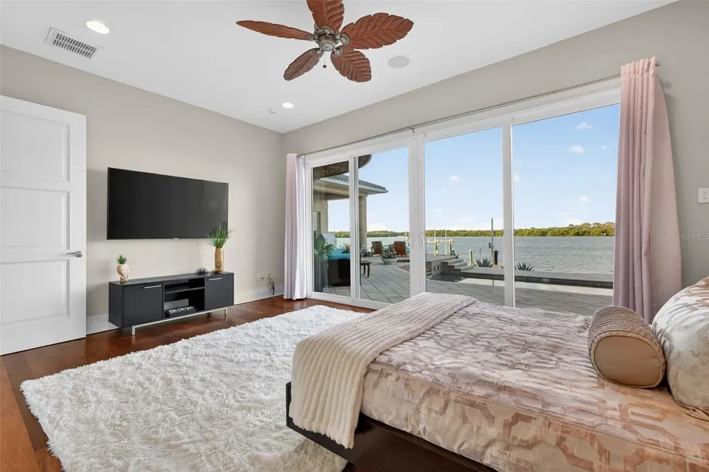 2279 Mermaid Point NE St Petersburg FL 33703