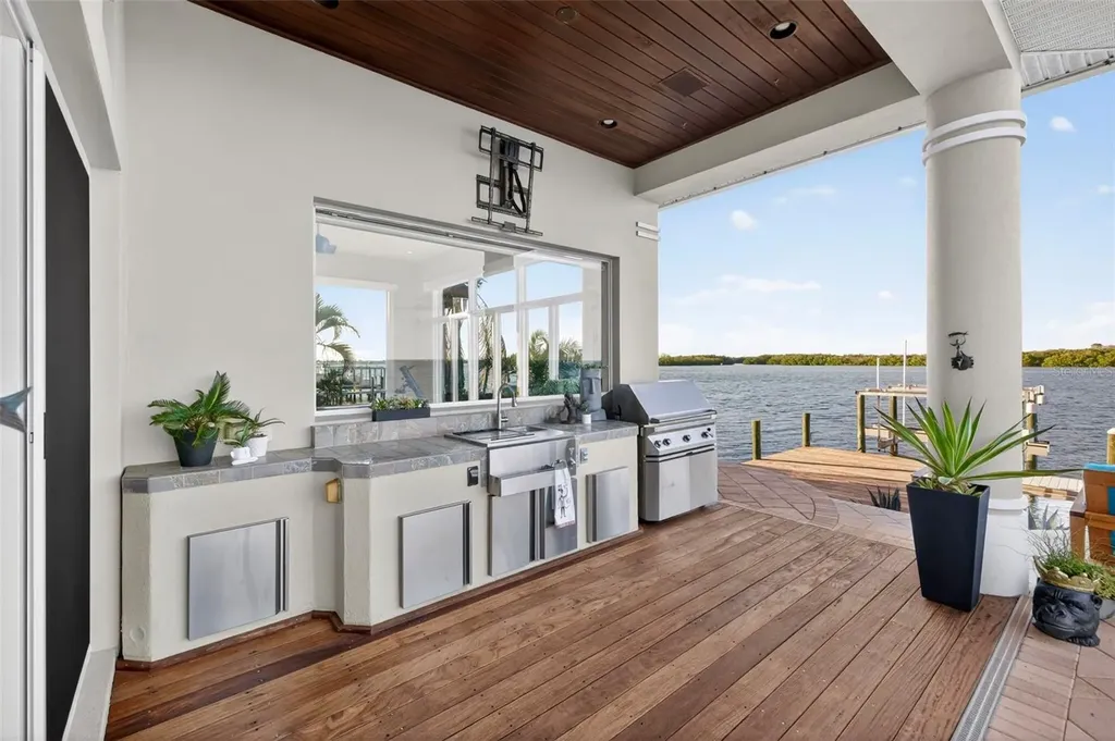 2279 Mermaid Point NE St Petersburg FL 33703