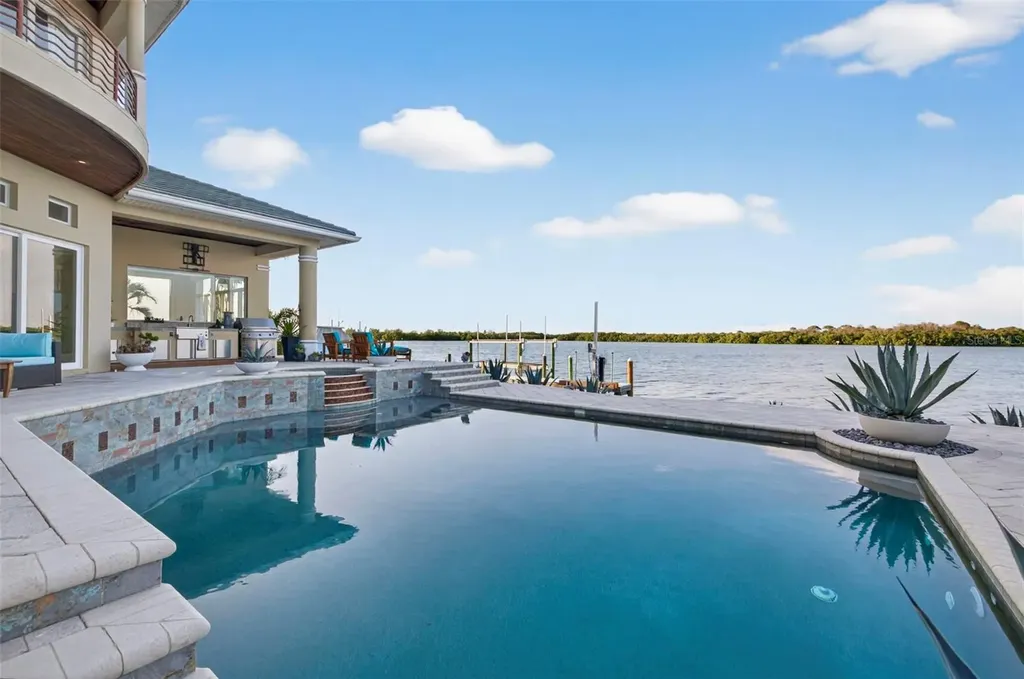 2279 Mermaid Point NE St Petersburg FL 33703