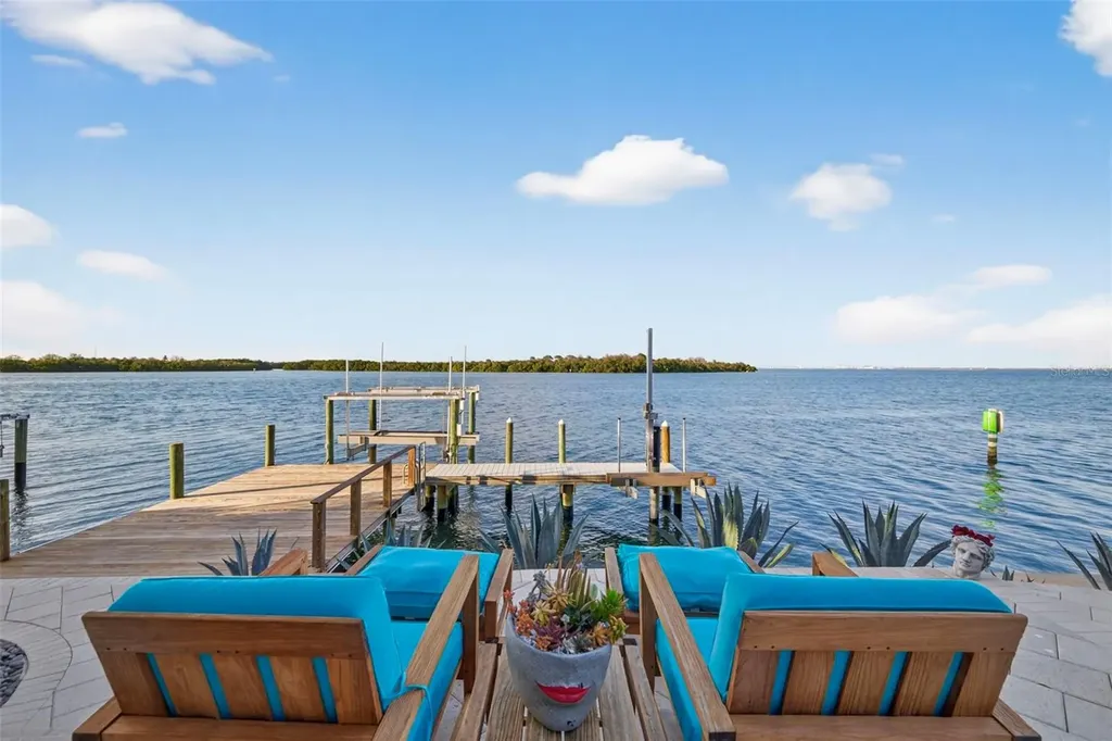 2279 Mermaid Point NE St Petersburg FL 33703