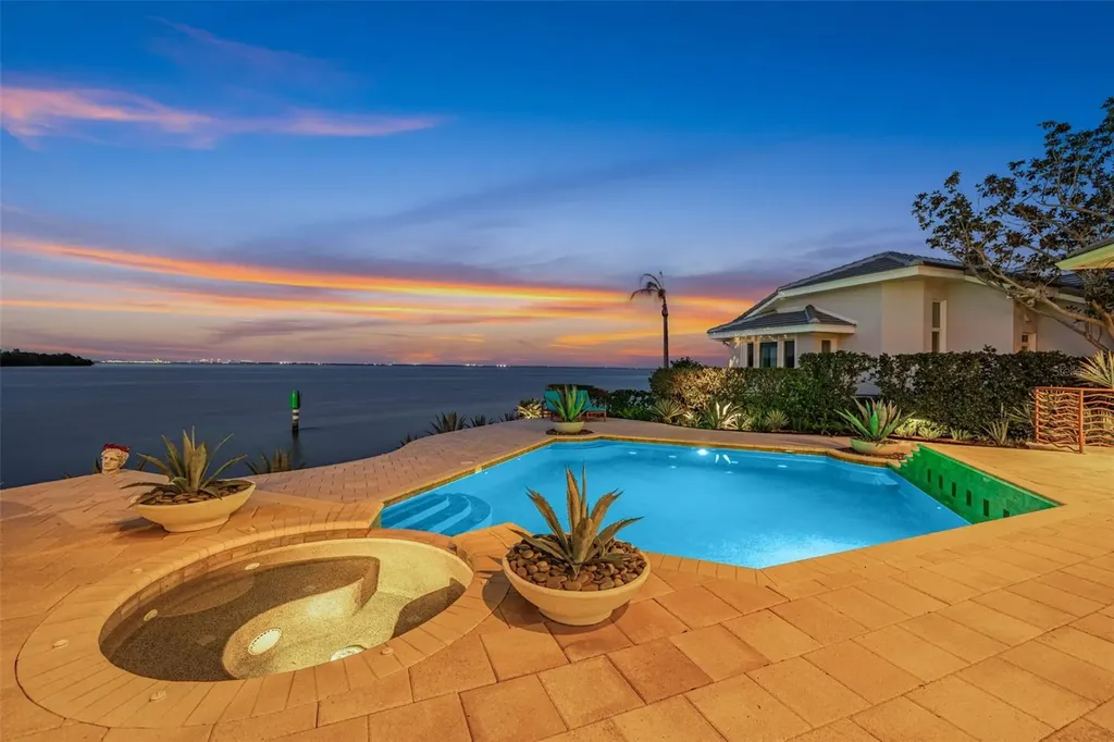 2279 Mermaid Point NE St Petersburg FL 33703