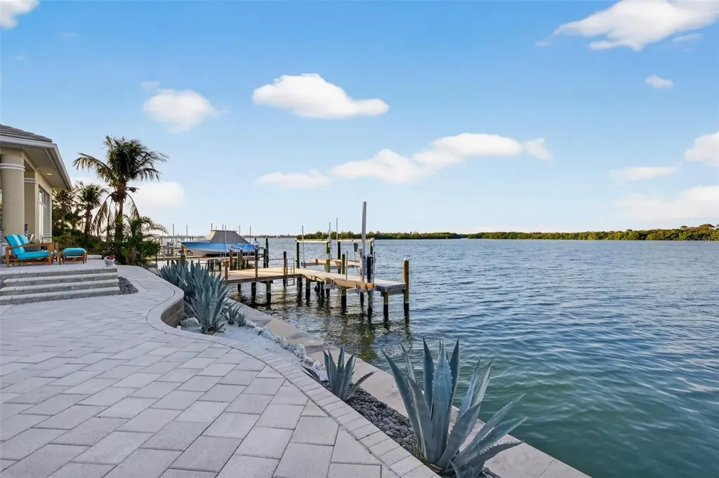 2279 Mermaid Point NE St Petersburg FL 33703