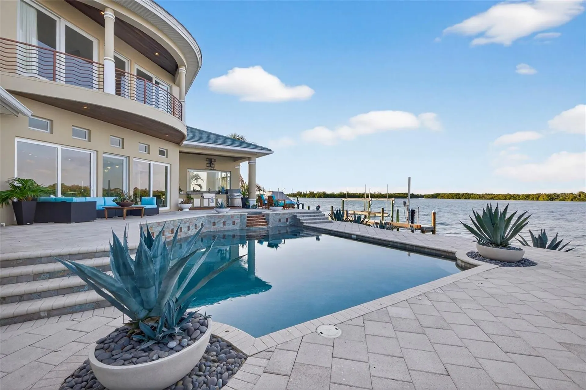 2279 Mermaid Point NE St Petersburg FL 33703