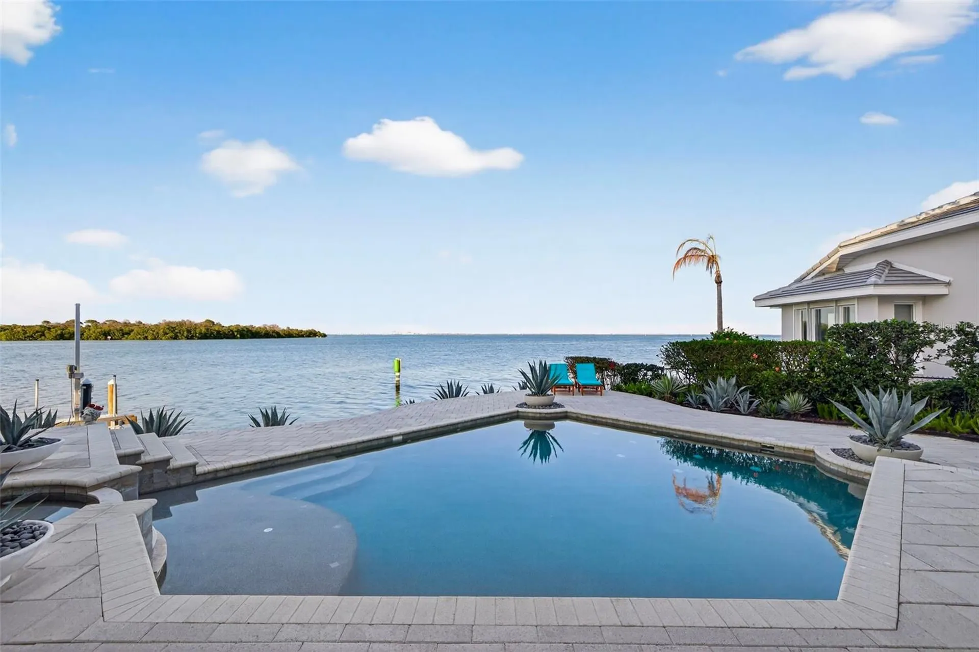2279 Mermaid Point NE St Petersburg FL 33703