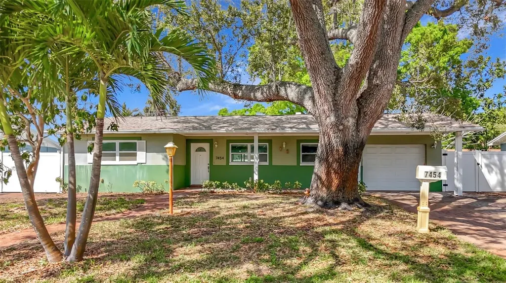 7454 Locust Street NE St Petersburg FL 33702