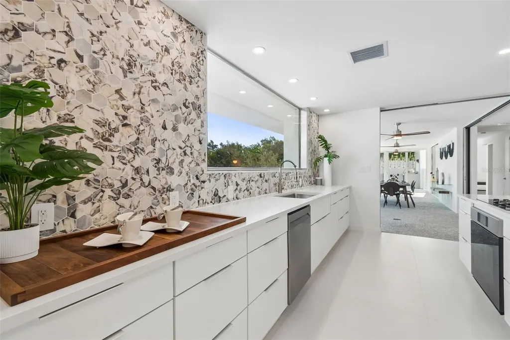 7647 Sanderling Road Sarasota FL 34242