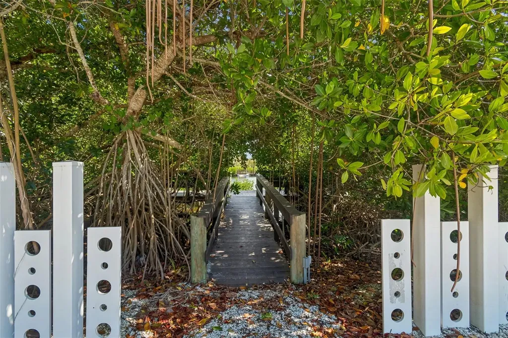 7647 Sanderling Road Sarasota FL 34242
