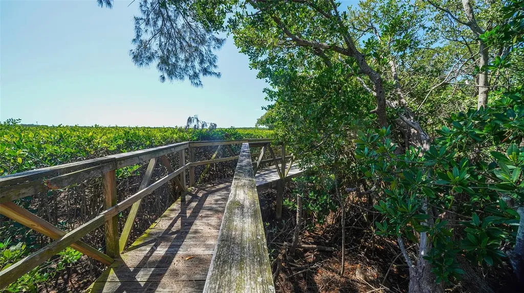 1005 Pelican Court Bradenton FL 34209