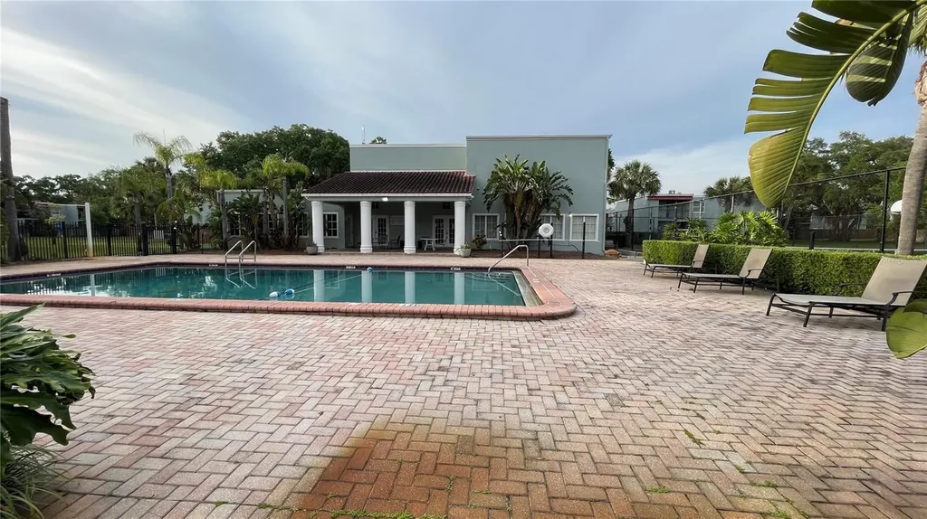 2850 Somerset Park Drive Tampa FL 33613