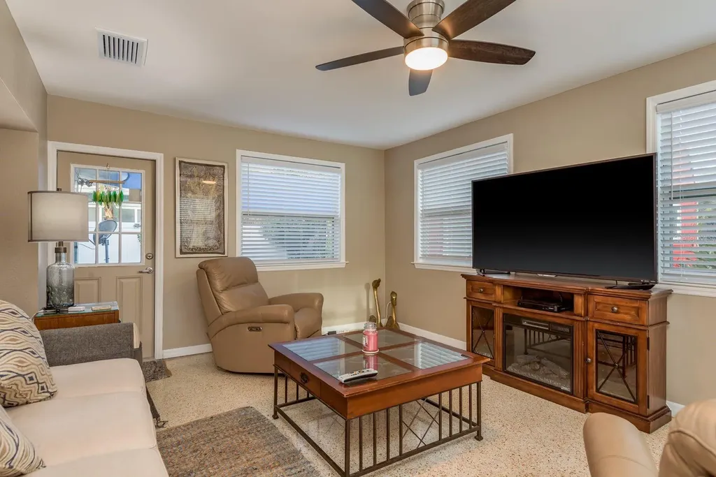 6377 13th Avenue N St Petersburg FL 33710