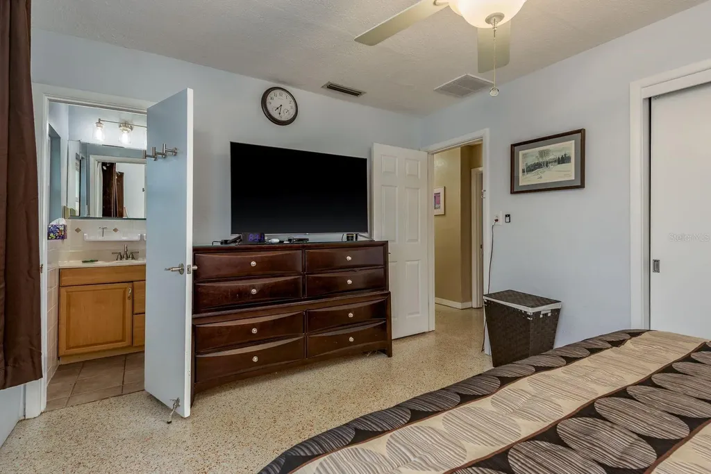 6377 13th Avenue N St Petersburg FL 33710