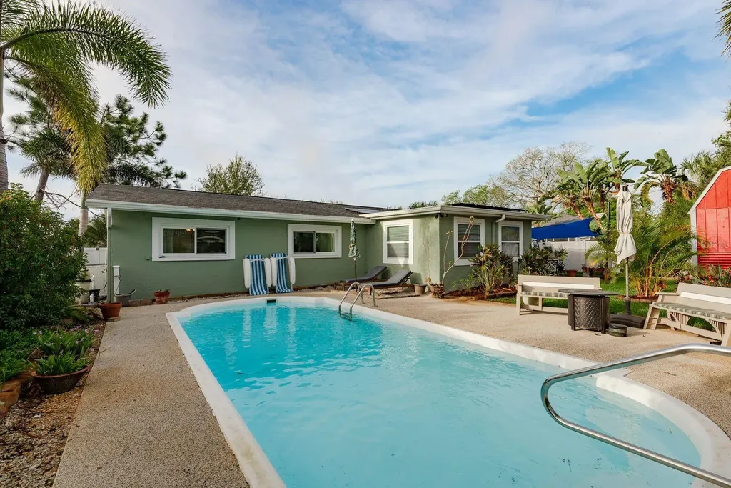 6377 13th Avenue N St Petersburg FL 33710
