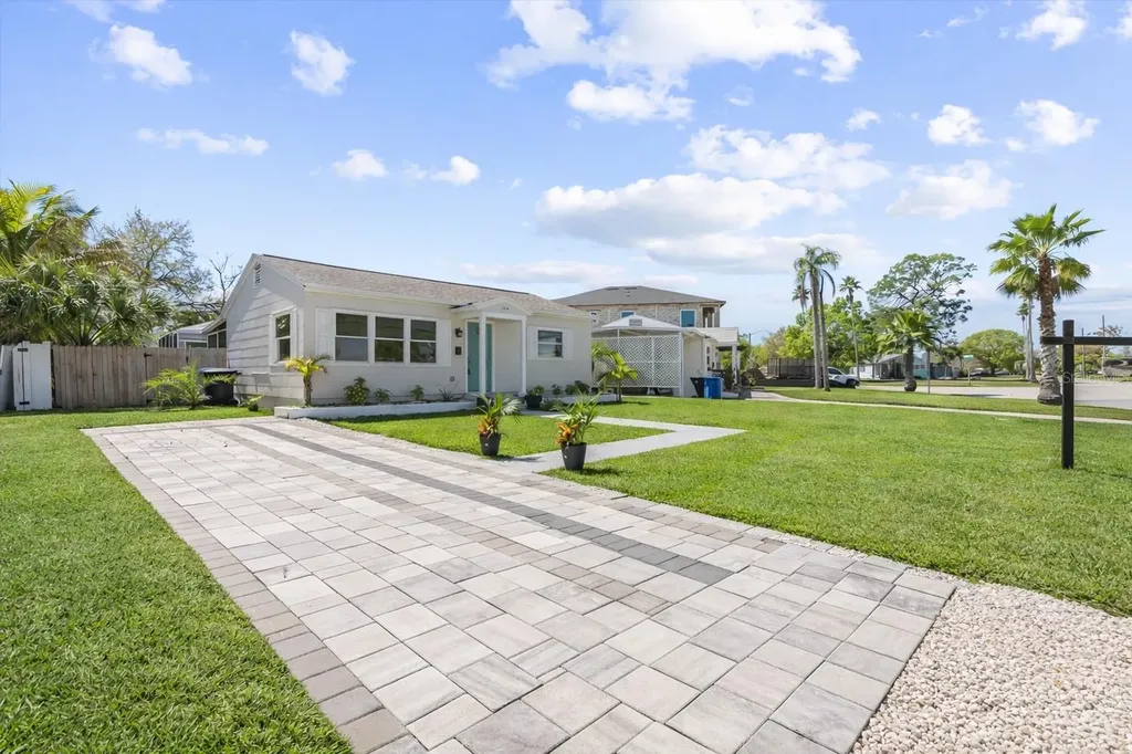 124 85th Avenue N St Petersburg FL 33702
