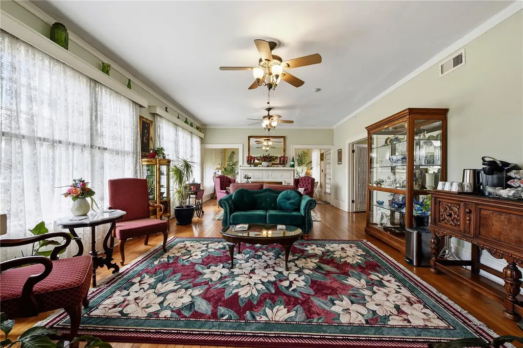 347 E 3rd Avenue Mount Dora FL 32757