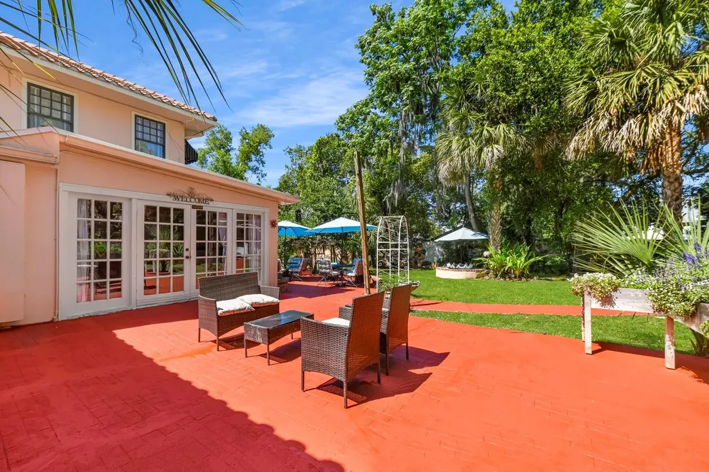 347 E 3rd Avenue Mount Dora FL 32757