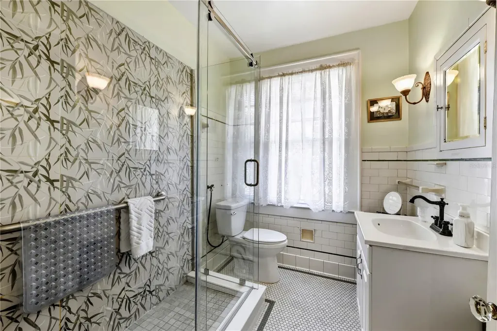 347 E 3rd Avenue Mount Dora FL 32757
