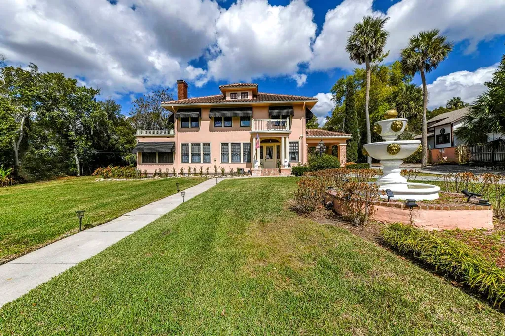 347 E 3rd Avenue Mount Dora FL 32757