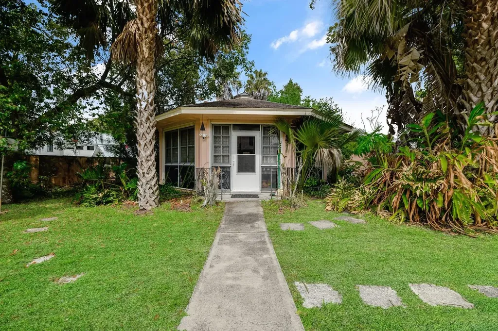 347 E 3rd Avenue Mount Dora FL 32757