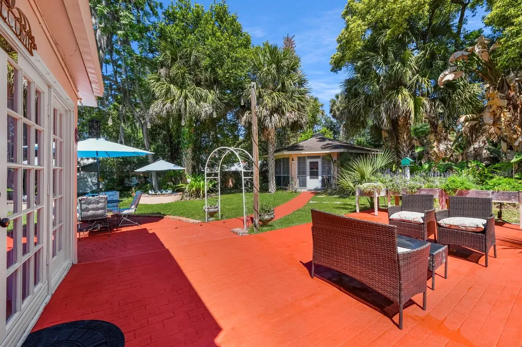 347 E 3rd Avenue Mount Dora FL 32757