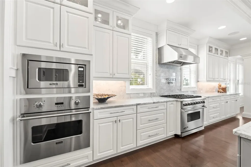 19 Bayfront Court S St Petersburg FL 33711