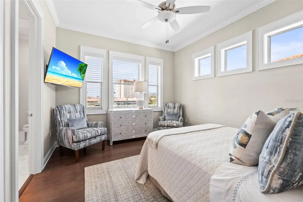 19 Bayfront Court S St Petersburg FL 33711
