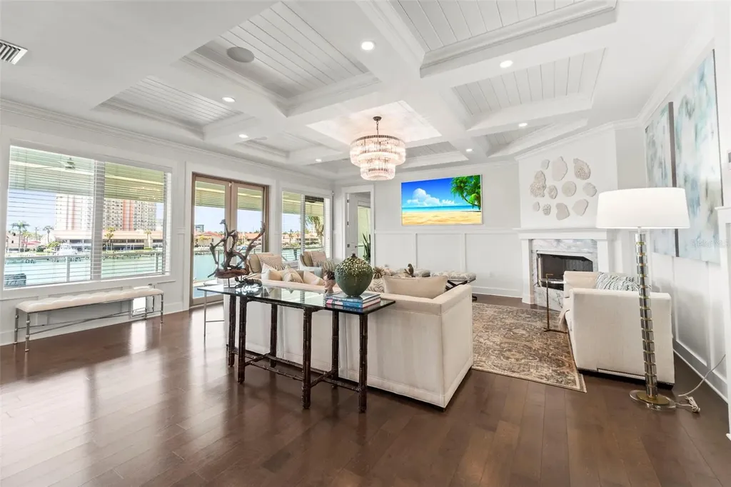 19 Bayfront Court S St Petersburg FL 33711
