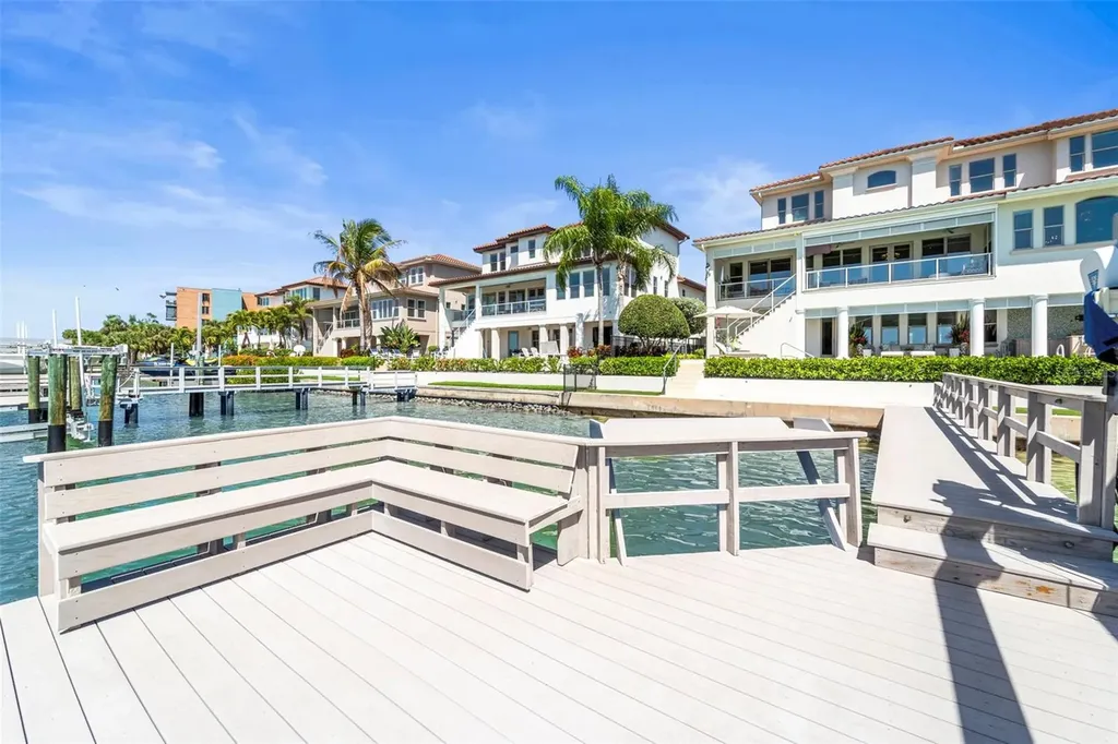 19 Bayfront Court S St Petersburg FL 33711
