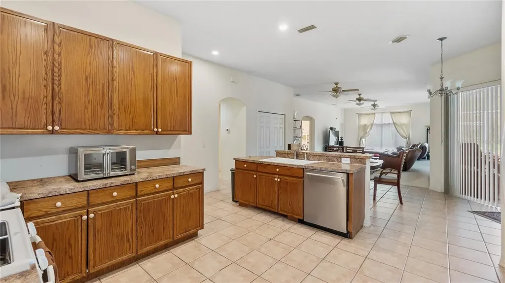 6111 Heroncrest Court Lithia FL 33547