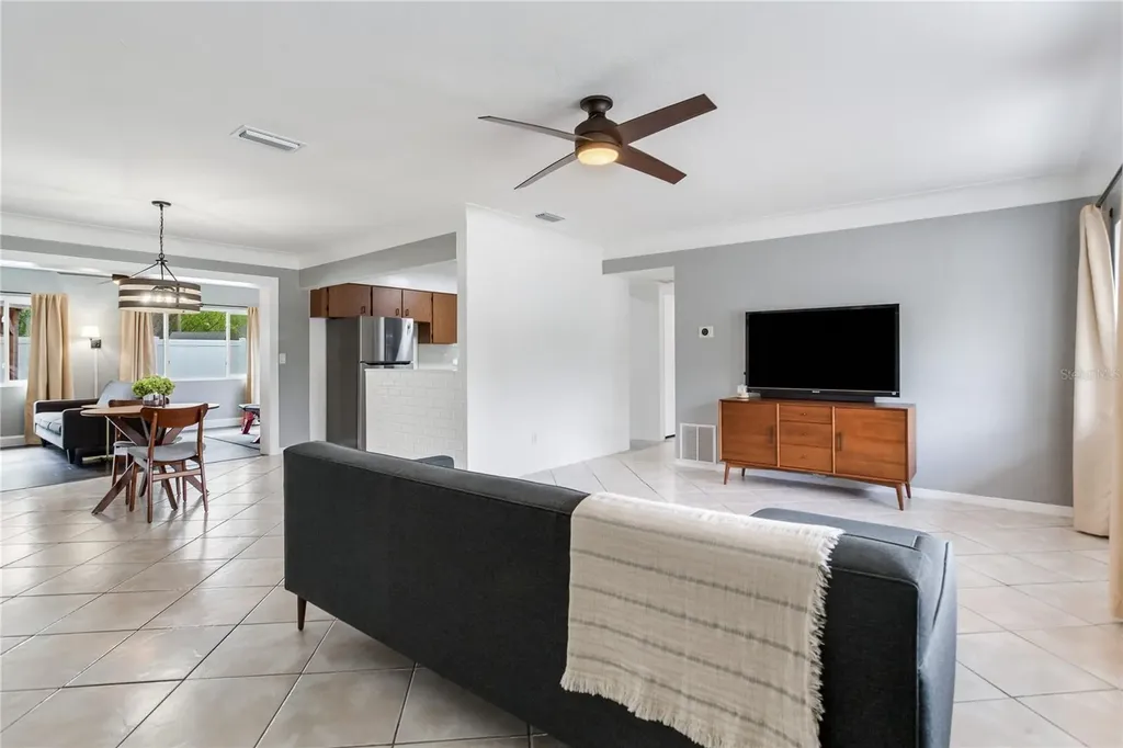 6688 30th Avenue N St Petersburg FL 33710