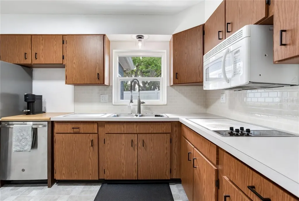 6688 30th Avenue N St Petersburg FL 33710