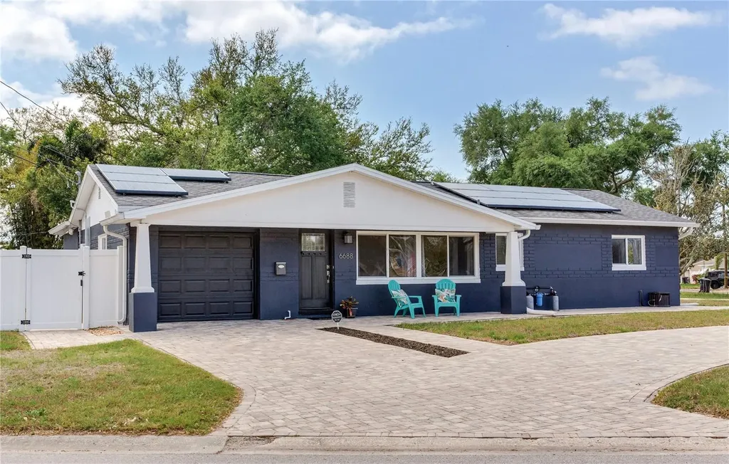 6688 30th Avenue N St Petersburg FL 33710