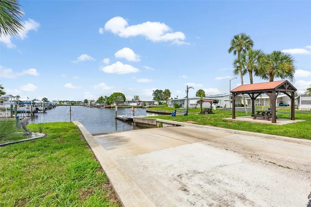 7263 Mount Essex Drive NE St Petersburg FL 33702