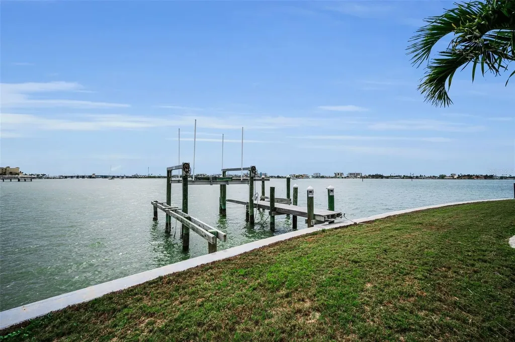 11566 47th Avenue N St Petersburg FL 33708