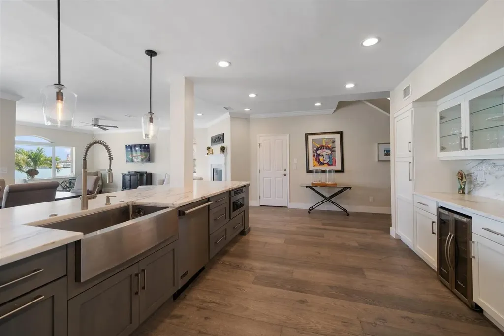8685 E Bay Drive Treasure Island FL 33706