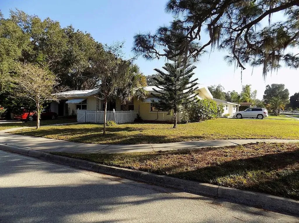 2695 S East Avenue Sarasota FL 34239