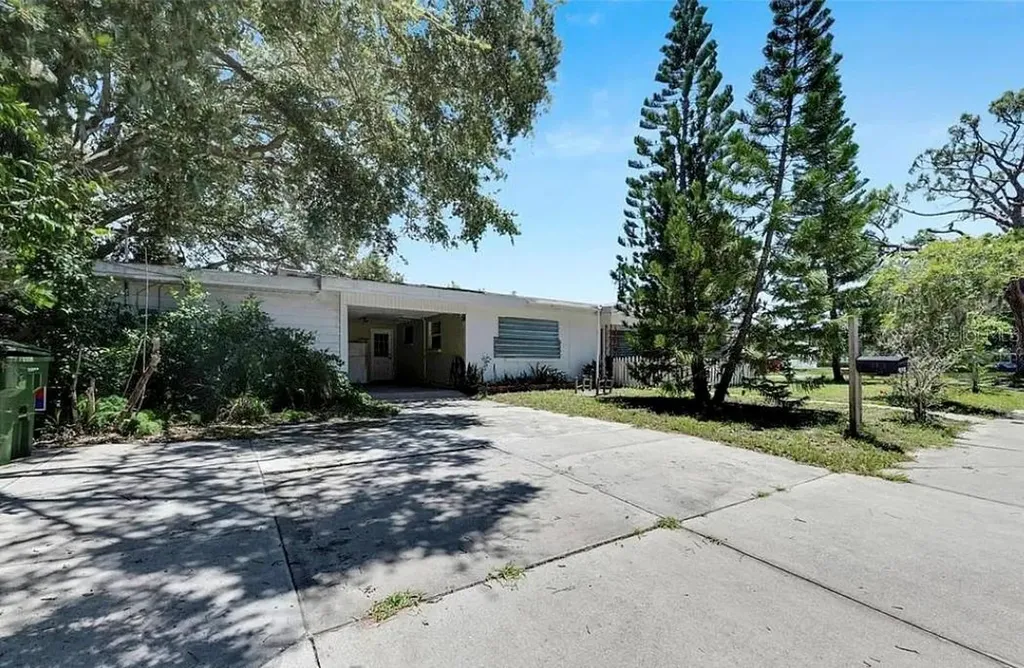 2695 S East Avenue Sarasota FL 34239