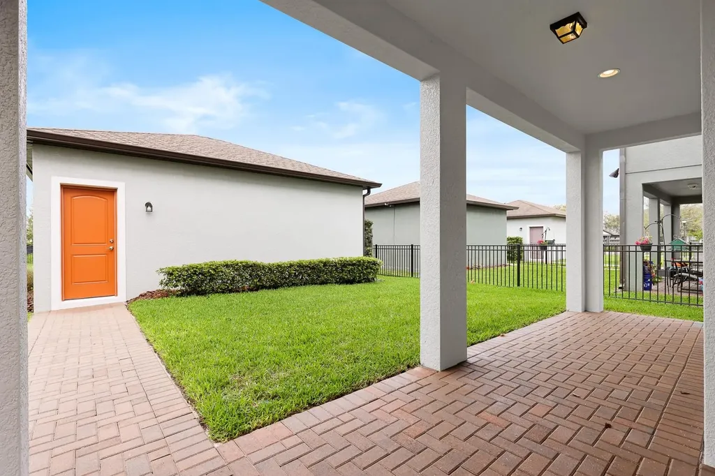 5707 Village Center Drive Lithia FL 33547