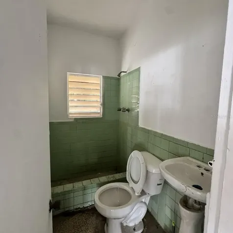 Calle 3 Urb. Flamboyan Manati PR 00674