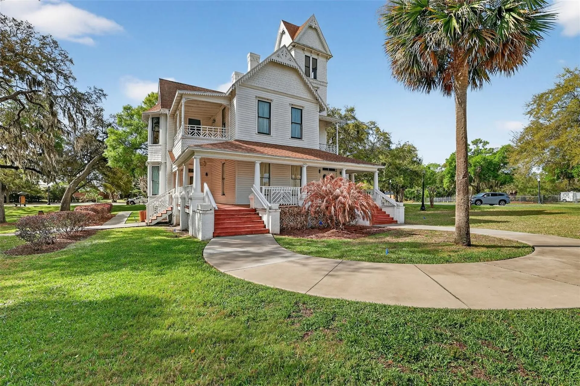 1112 W Main Street Leesburg FL 34748