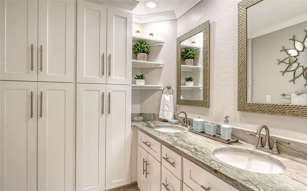 121 Holly Avenue Sarasota FL 34243