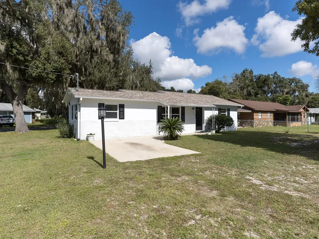 1314 Cr 443 Lake Panasoffkee FL 33538