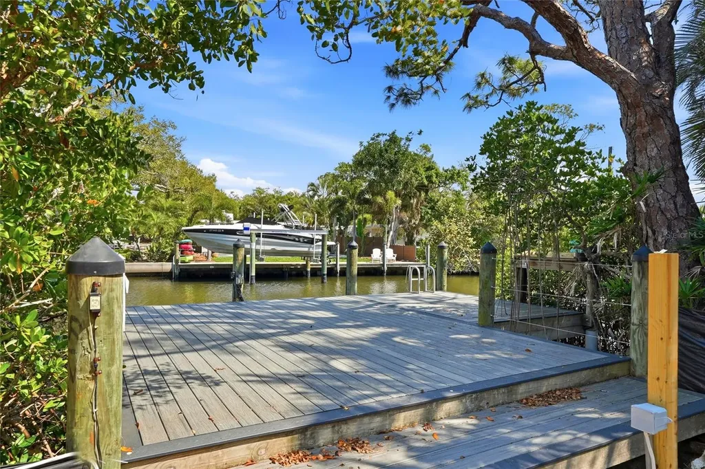 114 Island Circle Sarasota FL 34242
