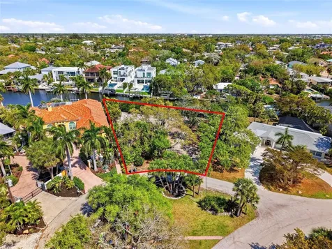 114 Island Circle Sarasota FL 34242