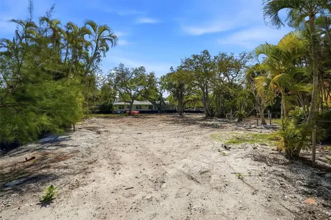 114 Island Circle Sarasota FL 34242