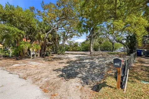 114 Island Circle Sarasota FL 34242