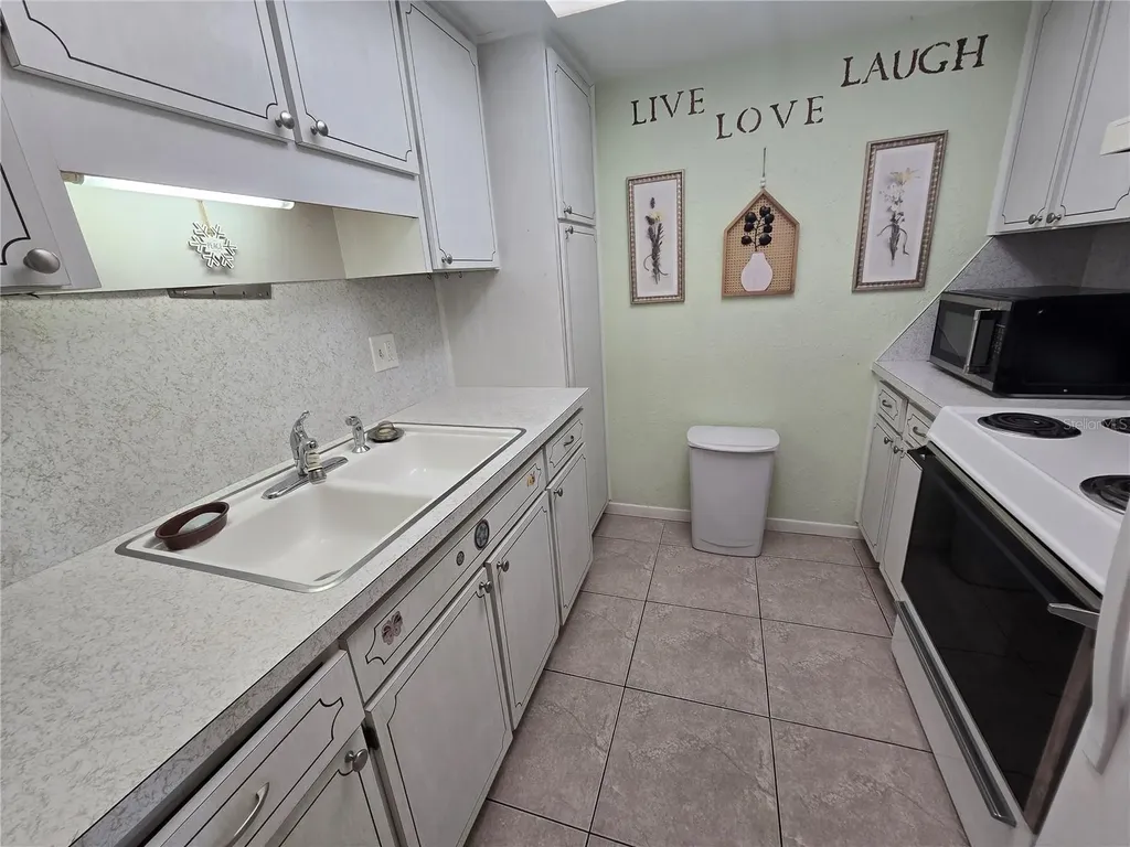6044 22nd Avenue N St Petersburg FL 33710